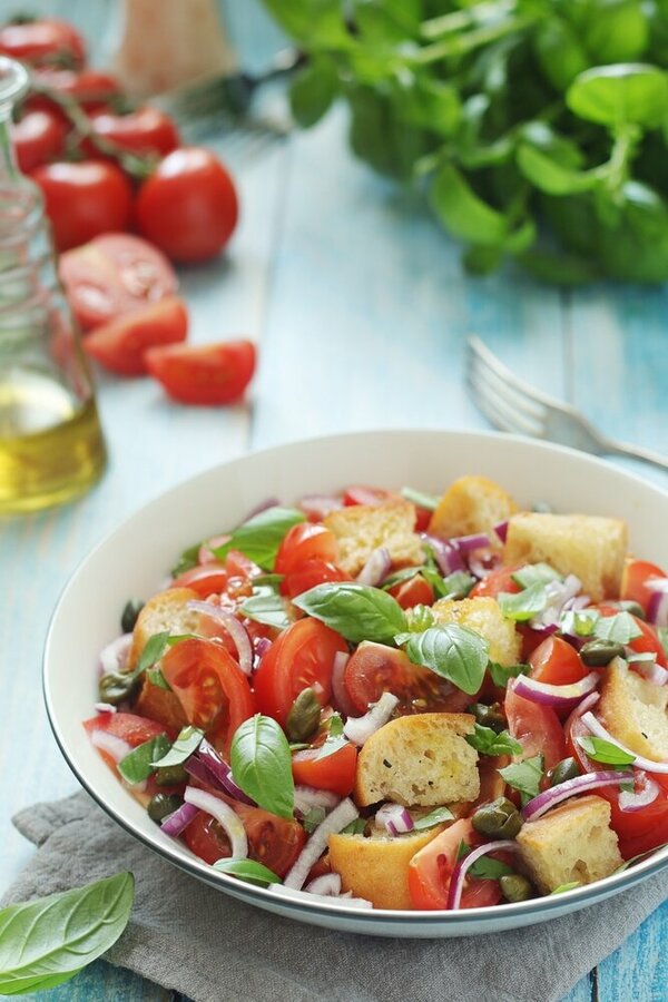 Panzanella salade met limabonen, buffelmozzarella, pesto, koolhydraatarm brood, Italiaanse zomerse salade, gezonde twist